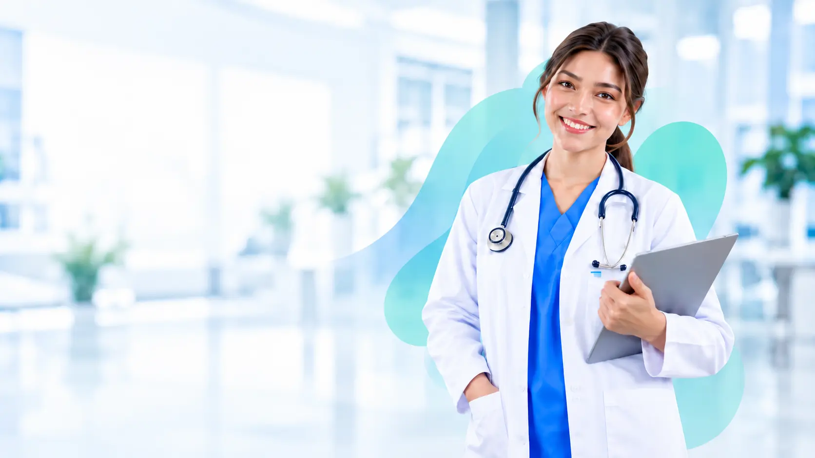 Profesional de la salud sonriendo con estetoscopio y tablet